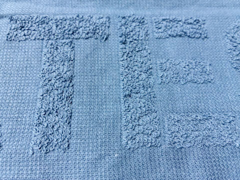 糸の織の凹凸でデザインします。