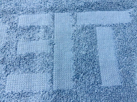 裏側は凹凸が表と反転します。