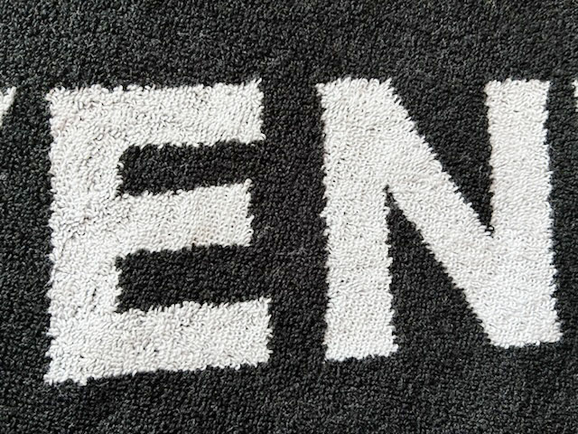 ２色の糸でデザインします。