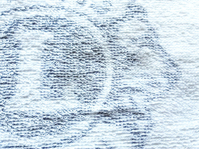 糸に染めるので細かいデザインには向きません