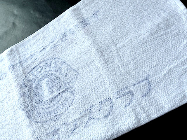 スタンダードな白地に紺文字