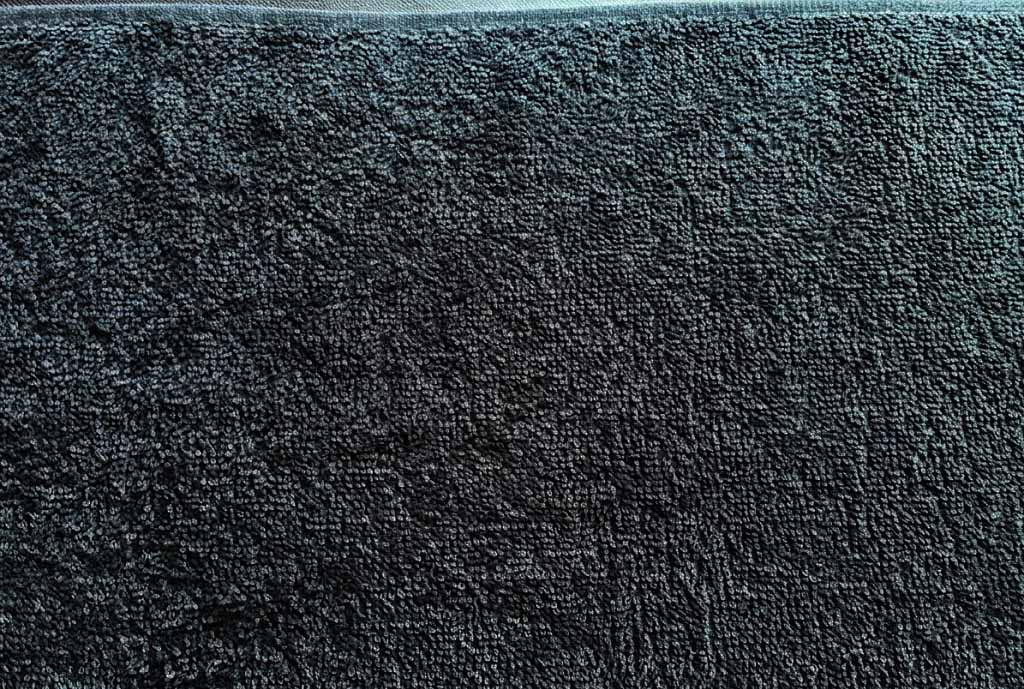 黒タオル表面アップ